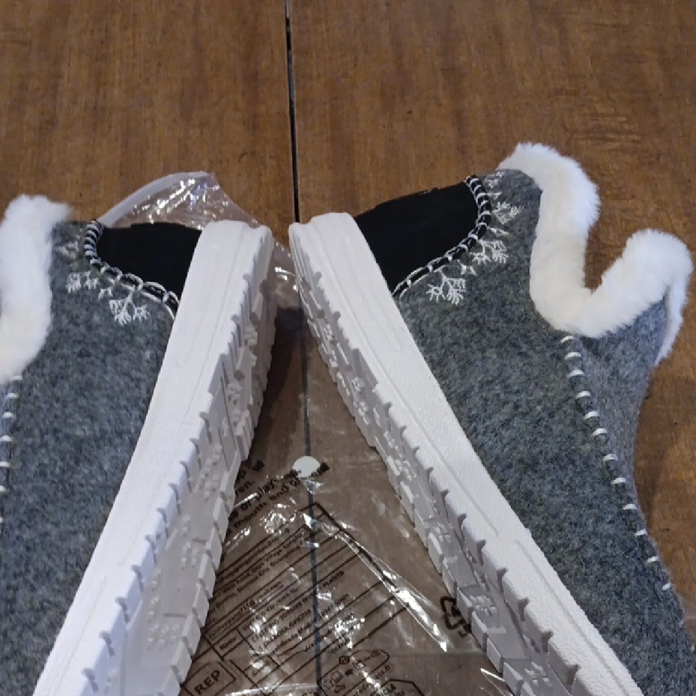 Gray Fleece-Lined Women's Moccasins - Picture 6 of 8